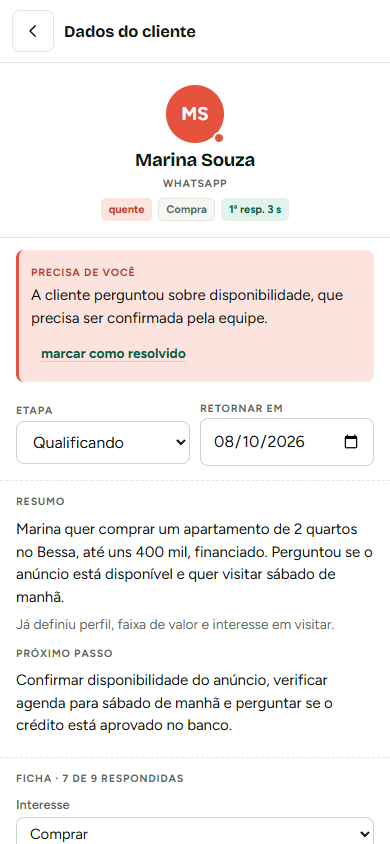 En el celular: la ficha de Marina, con temperatura, etapa, fecha de seguimiento y resumen.